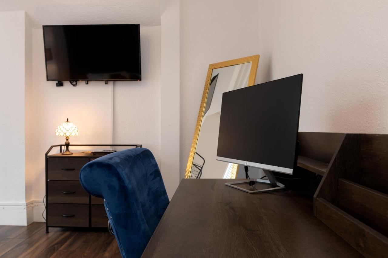 Spacious Apartment With Free Parking Weymouth Exterior photo